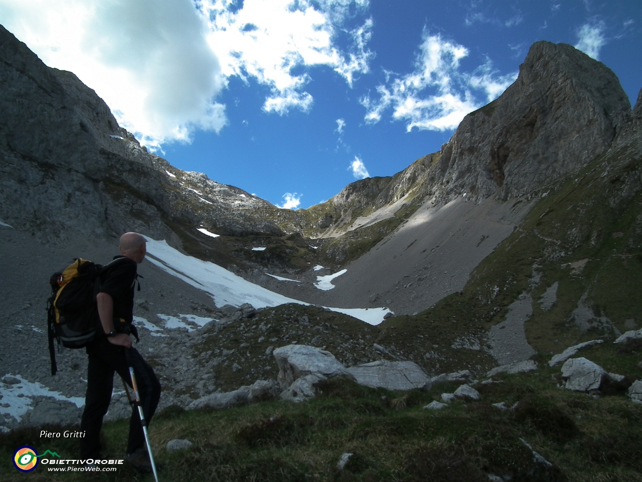 41 Sguardo alle spalle verso il Passo di Corna Piana....JPG